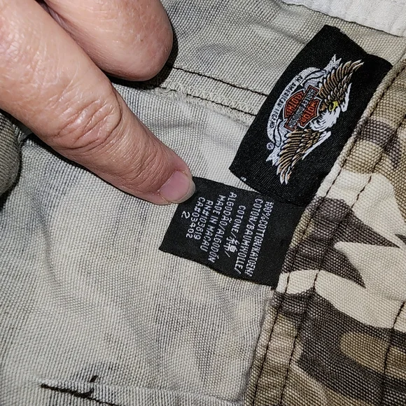 HARLEY DAVIDSON EUC WOMEN'S SIZE 2 CAMMO CAPRIS PANTS - Picture 6 of 7